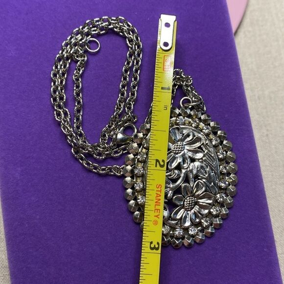 💛 Vintage Silver Tone Flower Rhinestone Necklace - Picture 6 of 7